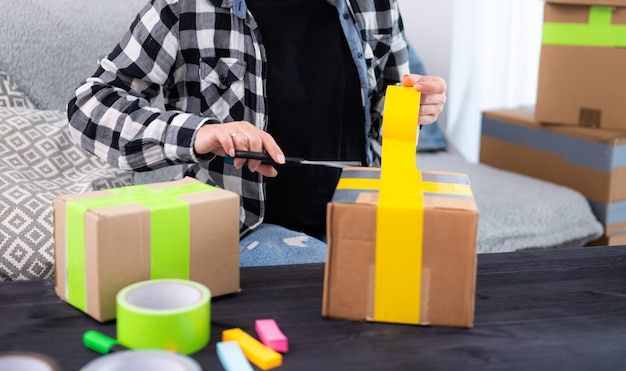 Fitas coloridas adesivas aplicadas na organização, identificação e sinalização de ambientes